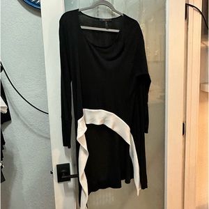 BCBG maxazria high-low black/ white Top blouse Large